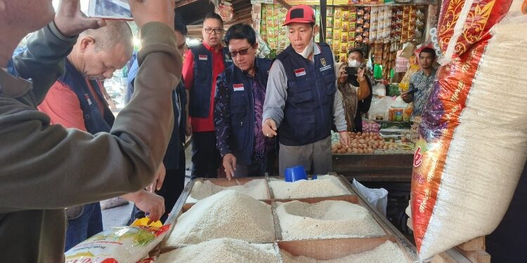 FOTO: OLIVIA/MATAKALTENG - Yuas Elko memimpin pemantauan harga pangan, yang dipusatkan di Pasar Besar Palangka Raya. 