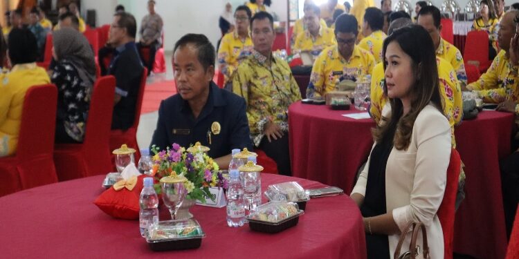 FOTO: SID/MATA KALTENG - Anggota DPRD Kabupaten Gumas Polie L Mihing (kiri) bersama koleganya Yuniwa, ketika nenghadiri suatu kegiatan, Jumat, 22 September 2023.