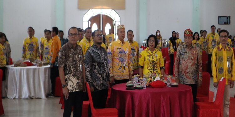 FOTO: DISKOMINFO SANTIK/MATA KALTENG - Bupati Gumas Jaya S Monong didampingi Wakil Bupati Efrensia LP Umbing, Deputi Direksi Wilayah VIII BPJS Kesehatan Mohammad Iqbal Anas Ma’ruf,pada kegiatan UHC program JKN, di GPU Damang Batu, Kamis, 21 September 2023.