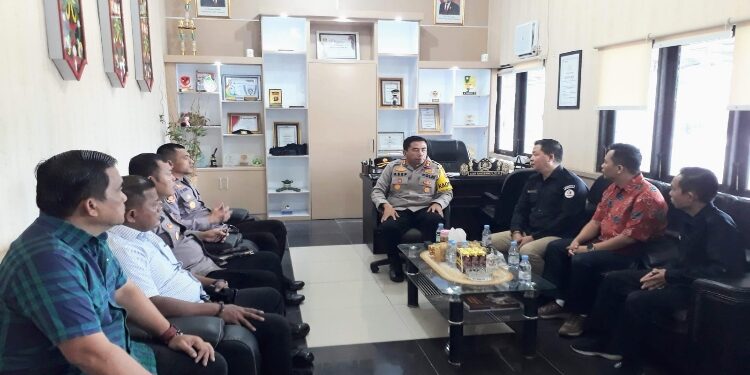 FOTO: BAWASLU GUMAS/MATA KALTENG - Ketua Bawaslu Kabupaten Gumas Yepta H Jinal dan anggota bawaslu saat berbincang dengan Kapolres AKBP Asep Bangbang Saputra, Wakapolres Kompol Tri Wibowo, dan pejabat utama polres, Jumat, 22 September 2023.