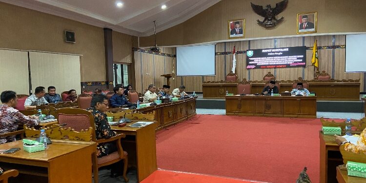 FOTO: DIAN/MATA KALTENG - Rapat kompilasi penyamapaian hasil rapat kerja komisi-komisi DPRD Kotim, 21 September 2023.
