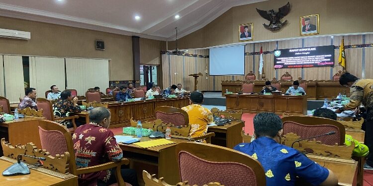 FOTO: DIAN/MATA KALTENG - Rapat kompilasi penyamapaian hasil rapat kerja komisi-komisi DPRD Kotim, 21 September 2023.