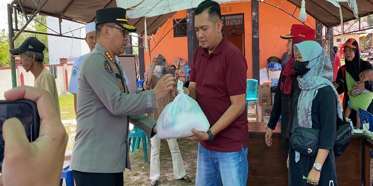 FOTO: MATAKALTENG - Kabid Humas Polda Kalteng, Kombes Pol Erlan Munaji, saat memberikan sembako kepada warga.