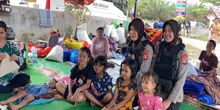 FOTO: MATAKALTENG - Personel polwan Polda Kalteng, saat memberikan trauma healing kepada para anak-anak.
