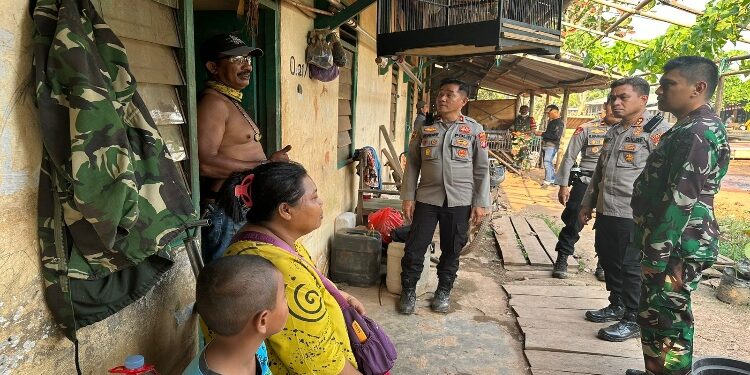 FOTO: MATAKALTENG - Personel gabungan Polda Kalteng, saat melakukan patroli di sekitar lokasi unjuk rasa.