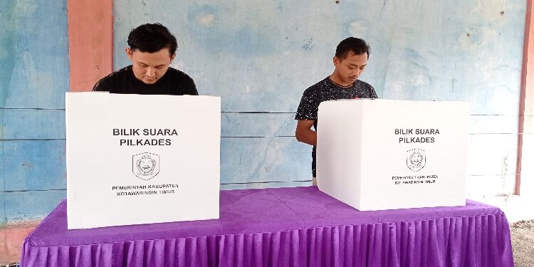 FOTO: DEVIANA/MATAKALTENG - Pemungutan suara Pilkades di Desa Bapeang, Sabtu 23 September 2023.