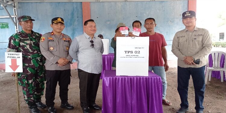 FOTO: DEVIANA/MATAKALTENG - Bupati Kotim Halikinnor saat meninjau Pilkades di Desa Bapeang, Sabtu 23 September 2023.