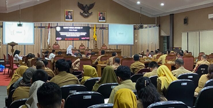 FOTO : DIAN/MATA KALTENG - Suasana rapat paripurna penyampaian pandangan Fraksi DPRD Kotim, 22 September 2023.