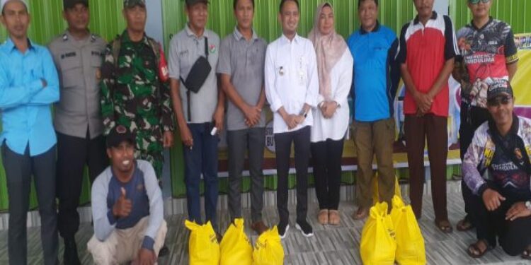 FOTO: MATAKALTENG - Wali Kota Palangka Raya, Fairid Naparin, disela-sela pemantauan kegiatan operasi pasar di Jalan Kecipir, Kelurahan Panarung Kecamatan Pahandut.
