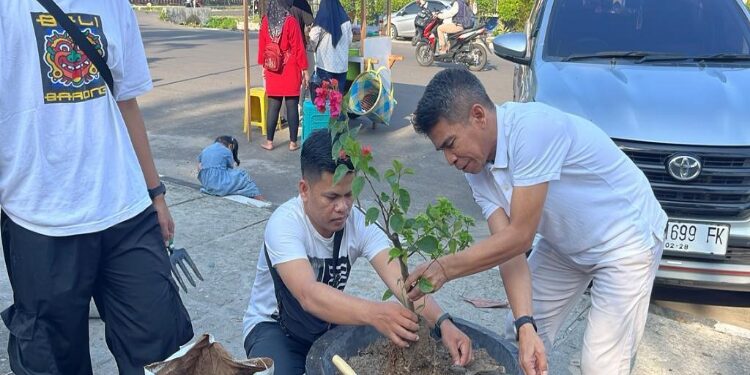 FOTO: BPJS/MATA KALTENG - Penanaman pohon oleh BPJS Ketenagakerjaan di Taman Kota Sampit, 22 September 2023.
