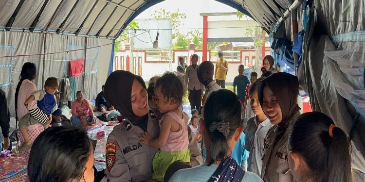 FOTO: MATAKALTENG - Personel polwan Polda Kalteng, saat mengajak anak-anak bermain.