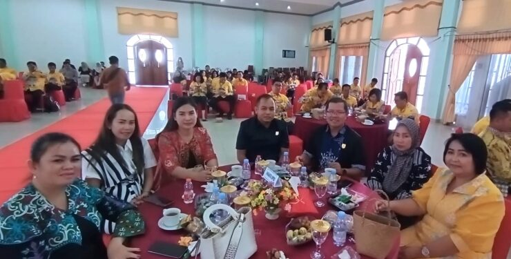 FOTO : DPRD GUMAS/MATAKALTENG - Anggota DPRD Kabupaten Gumas Iceu Purnamasari (ujung kanan) bersama koleganya, saat menghadiri suatu kegiatan, di GPU Damang Batu, pekan lalu.