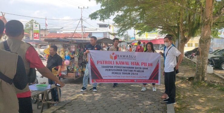FOTO : BAWASLU GUMAS/MATA KALTENG - Ketua Bawaslu Kabupaten Gumas Yepta H Jinal bersama anggota bawaslu Agus Praptomo Cahyo dan Sukjani, serta jajaran sekretariat bawaslu melakukan patroli kawal hak pilih pemilu 2024, di Kota Kuala Kurun, Jumat, 22 September 2023.