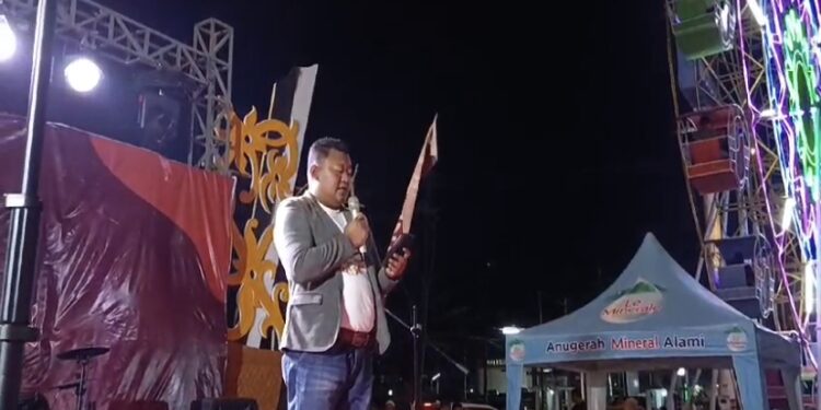 FOTO: DIAN/MATA KALTENG - Mall Manager, Norwahyudi saat memberikan sambutan dalam pembukaan Mentaya Bakul Festival 2023, Sabtu 23 September 2023 malam.