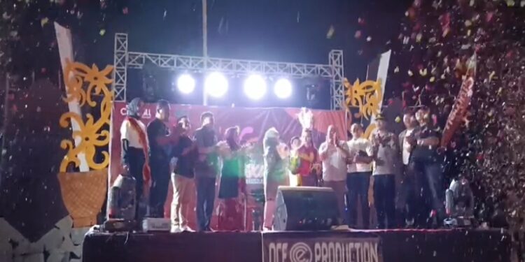 FOTO: DIAN/MATA KALTENG - Wakil Bupati Kotim Irawati saat membuka secara resmi kegiatan Mentaya Bakul Festival 2023.