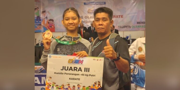 FOTO: SMPN 2/MATA KALTENG - Siswi SMPN 2 Sampit yang berhasil juara 3 karate O2SN tingkat nasional.