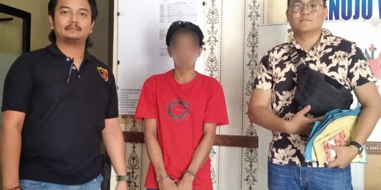 FOTO: MATAKALTENG - Tersangka Udin, saat hendak dilimpahkan ke kejaksaan negeri Palangka Raya.