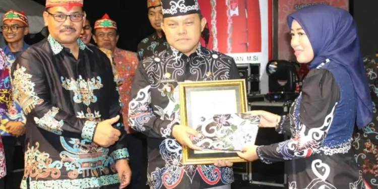 FOTO: MATAKALTENG - Pemkab barsel saat peluncuran batik khas daerah Barsel.
