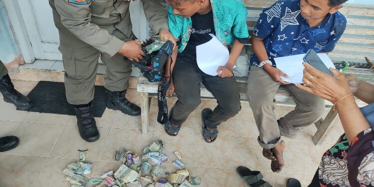 FOTO: IST/MATAKALTENG - Dia pengamen di Kotim asal Banjarmasin dan barang bukti berhasil ditertibkan Satpol PP, Minggu 24 September 2023.