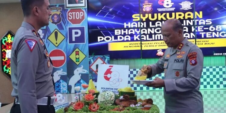 FOTO: RZL/MATAKALTENG - Kapolda Kalteng, Irjen Pol Nanang Avianto, saat memberikan potongan tumpeng kepada personel berprestasi.