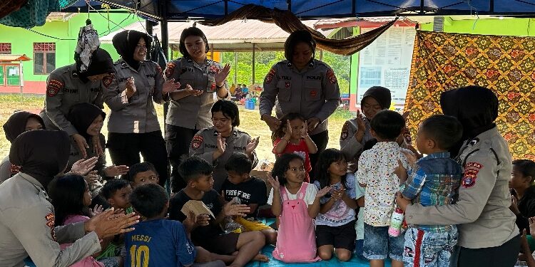 FOTO: MATAKALTENG - Para polwan Polda Kalteng, saat mengajak anak-anak belajar bersama.