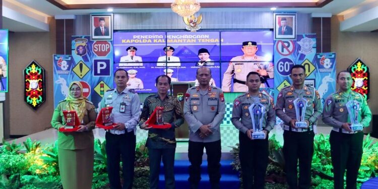 FOTO: RZL/MATAKALTENG - Kapolda Kalteng, Irjen Pol Nanang Avianto (tengah), saat foto bersama usai memberikan penghargaan.