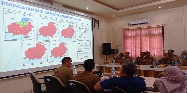 FOTO: DEVIANA/MATAKALTENG - Pemkab Kotim saat melakukan rapat evaluasi penetapan status tanggap darurat, Senin 25 September 2023.