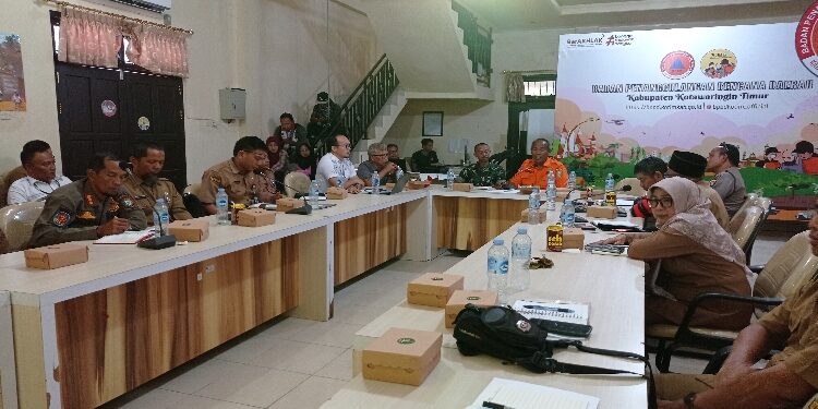 FOTO: DEVIANA/MATAKALTENG - Kepala BPBD Kotim Multazam K Anwar saat memimpin rapat evaluasi status tanggap darurat karhutla, Senin 25 September 2023.