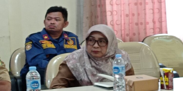 FOTO: DEVIANA/MATAKALTENG - Kadis Pertanian Kotim Sepnita  saat mengikuti rapat evaluasi status tanggap darurat karhutla, Senin 25 September 2023.