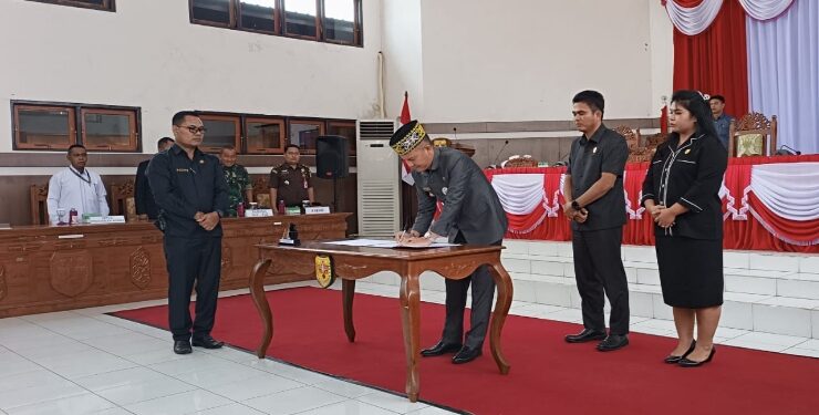 FOTO : SID/MATA KALTENG - Bupati Gumas Jaya S Monong melakukan penandatanganan persetujuan bersama terhadap raperda tentang perubahan APBD tahun 2023, dengan disaksikan Wakil Ketua I DPRD Binartha dan Wakil Ketua II DPRD Neni Yuliani, pada rapat paripurna ke-4 masa persidangan I tahun sidang 2023, Senin, 25 September 2023.