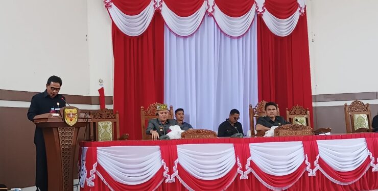 FOTO : SID/MATA KALTENG - Juru Bicara Banggar DPRD Kabupaten Gumas Arit S Bajau menyampaikan laporan hasil pembahasan terhadap Raperda Perubahan APBD tahun 2023, pada rapat paripurna ke-4 masa persidangan I tahun sidang 2023, Senin, 25 September 2023.