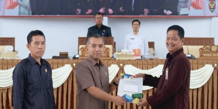 FOTO: IST/MATA KALTENG - Ketua DPRD Seruyan, Zuli Eko Prasetyo (tengah) saat menyerahkan laporan hasil pembahasan KUPA PPAS Perubahan APBD Seruyan tahun anggaran 2023 kepada Sekda Seruyan, Djainuddin Noor (kanan) yang saat ini telah dilantik menjadi Pj Bupati Seruyan.
