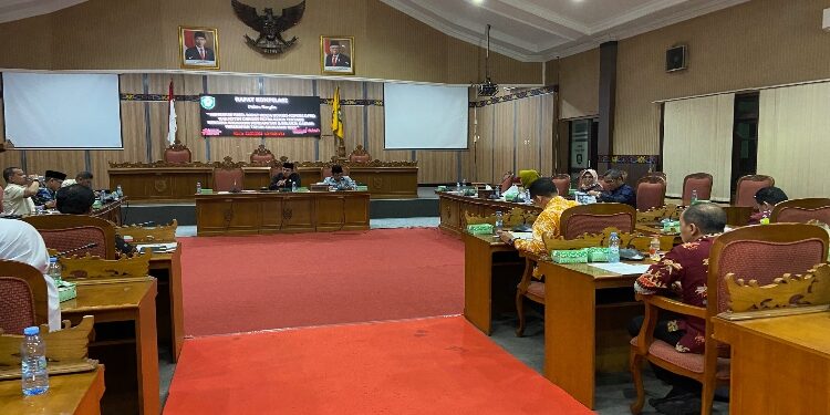 FOTO: DIAN/MATA KALTENG - Rapat paripurna penyampaian hasil rapat kerja komisi-komisi.