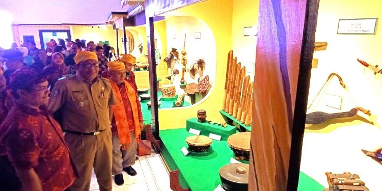 FOTO: IST/MATAKALTENG - Asisten Pemerintahan dan Kesejahteraan Sekretariat Daerah Provinsi Sulawesi Tengah Fahrudin mengunjungi stand benda koleksi UPT. Museum Balanga Kalimantan Tengah.