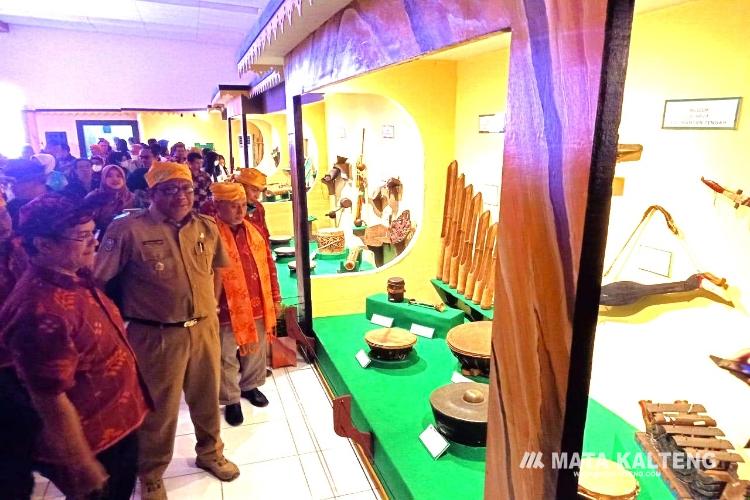 FOTO: IST/MATAKALTENG - Asisten Pemerintahan dan Kesejahteraan Sekretariat Daerah Provinsi Sulawesi Tengah Fahrudin mengunjungi stand benda koleksi UPT. Museum Balanga Kalimantan Tengah. 
