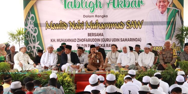 FOTO: IST/MATAKALTENG - Sekda Provinsi Kalteng Nuryakin menghadiri Tabligh Akbar dalam rangka memperingati Maulid Nabi Muhammad SAW di Halaman Gedung Bundar IAIN yang menghadirkan penceramah K.H. Muhammad Zhofaruddin atau akrab disapa Guru Udin Samarinda.