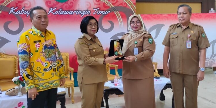 FOTO : DEVIANA/MATAKALTENG - Wakil Bupati Kotim Irawati saat menyerahkan cinderamata kepada Wakil Bupati Gunung Mas, Selasa 26 September 2023.