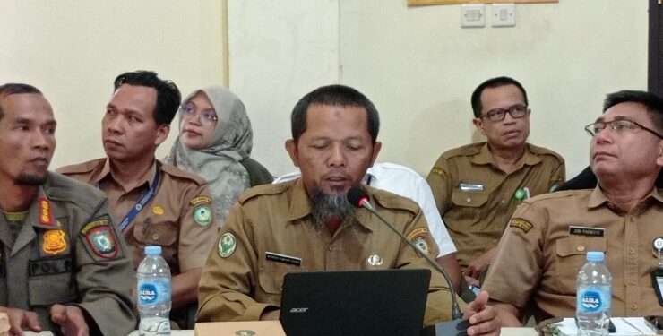 FOTO : DOK DEVIANA/MATAKALTENG - Kepala Bidang Pencegahan dan Pengendalian Penyakit Dinkes Kotim, Nugroho Kuncoro Yudho (tengah) saat mengikuti rapat evaluasi tanggap darurat, Senin 25 September 2023.