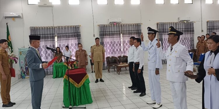 FOTO: DISKOMINFO SANTIK/MATA KALTENG
- Bupati Gumas Jaya S Monong melantik Pj Kades Mangkawuk dan Tumbang Kuayan, serta PAW anggota BPD Desa Tumbang Habaon dan Tumbang Empas, di aula kantor bappedalitbang, Senin 25 September 2023 sore.
