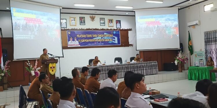 FOTO: DISKOMINFO SANTIK/MATAKALTENG
- Pj Sekda Gumas Richard, yang diwakili Asisten III Setda Letus Guntur, ketika memberikan arahan pada kegiatan pelatihan teknis TTE, di Aula Kantor Bappedalitbang setempat, Selasa 26 September 2023.
