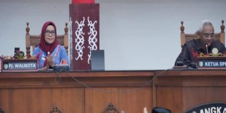 FOTO:  OLIVIA/MATAKALTENG - Ketua DPRD Kota Palangka Raya Sigit K. Yunianto dan Pj. Walikota menghadiri Rapat Paripurna (Rapur) ke-5 Masa Persidangan I Tahun Sidang 2023/2024.