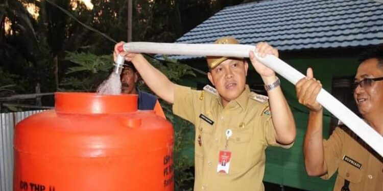 FOTO: MATAKALTENG - Pj Bupati Barsel, Deddy Winarwan, saat memimpin langsung pendistribusian air bersih ke desa.