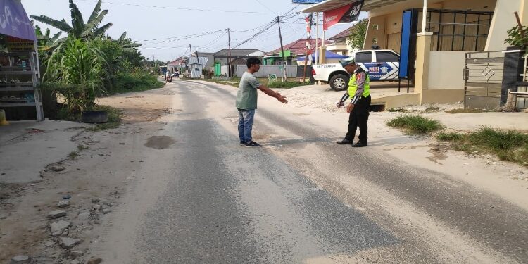 FOTO: IST/MATA KALTENG- petugas saat melakukan olah TKP terkait dengan insiden kecelakaan tragis di Jalan Tidar IV, Kecamatan Baamang, Kotawaringin Timur (Kotim), pada waktu lalu.