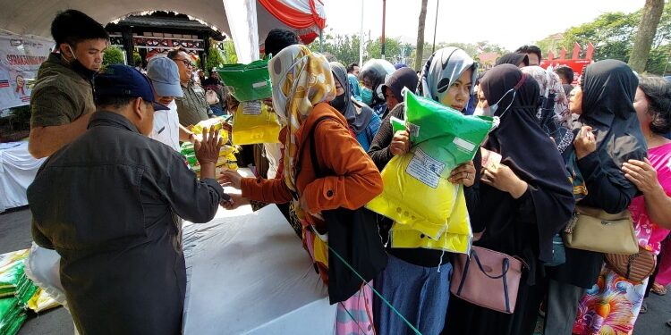 FOTO: DEVIANA/MATAKALTENG - Warga saat membeli beras SPHP di Pasar Penyeimbang, Rabu 27 September 2023.