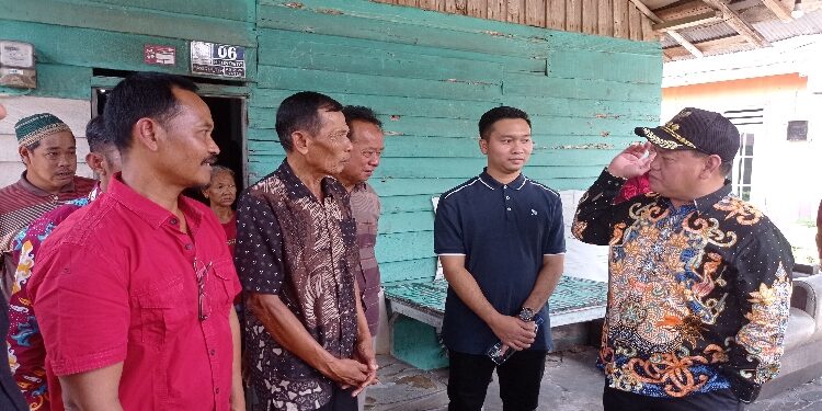FOTO: DOK DEVIANA/MATAKALTENG - Bupati Kotim Halikinnor saat berbincang dengan ketua RT 8 Markaban dan warga pal 12 lainnya, belum lama ini.