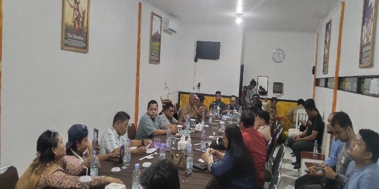 FOTO: AGUS/MATA KALTENG- Mediasi yang dilakukan oleh masyarakat dengan pihak PT HMBP I yang difasilitasi oleh Pemda Seruyan di salah satu rumah makan di Sampit, Senin, 25 September 2023.