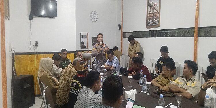 FOTO: AGUS/MATA KALTENG- Mediasi yang dilakukan oleh masyarakat dengan pihak PT HMBP I yang difasilitasi oleh Pemda Seruyan di salah satu rumah makan di Sampit, Senin, 25 September 2023.