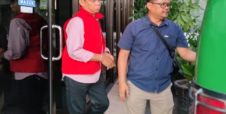 FOTO : AGUS/MATA KALTENG - Tersangka TPPU CU EPI Sampit Nono menggunakan baju orange saat di giring oleh petugas Kejaksaan Negeri Kotim ke mobil tahanan Kejaksaan, Rabu 27 September 2023.