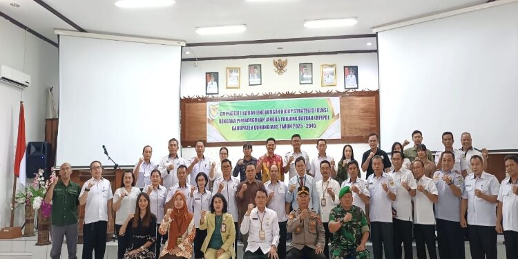 FOTO: DISKOMINFO SANTIK/MATA KALTENG - Pj Sekda Gumas Richard ketika berfoto bersama dengan kepala perangkat daerah terkait dan narasumber, pada kegiatan uji publik I sebagai tahap awal penyusunan KLHS RPJPD tahun 2025-2045, di aula kantor bappedalitbang setempat, Rabu, 27 September 2023.