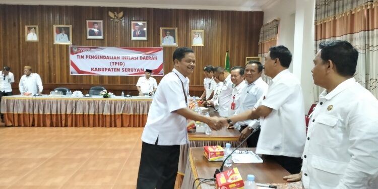 FOTO: ALDI/MATA KALTENG - Pj Bupati Seruyan, Djainuddin Noor (kiri) saat bersalam dengan sejumlah kepala OPD dalam agenda rakor dengan kepala OPD di Aula Kantor Bupati Seruyan, Rabu 27 September 2023.